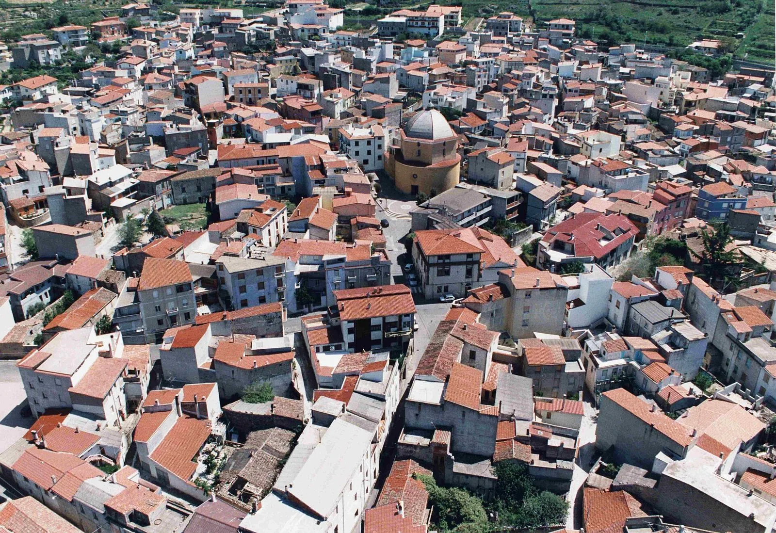 Veduta aerea di Mamoiada, paese della Barbagia, con tetti in coppi rossi e la chiesa con cupola al centro