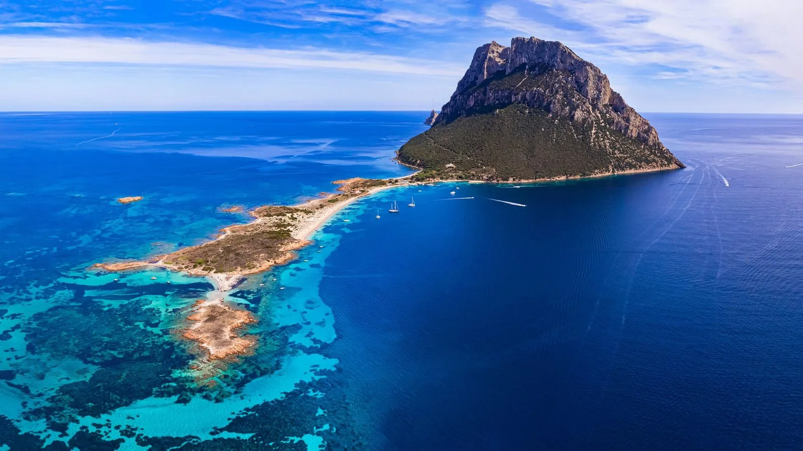 L'isola di Tavolara vista dall'alto, con il mare turchese della costa nord-orientale della Sardegna